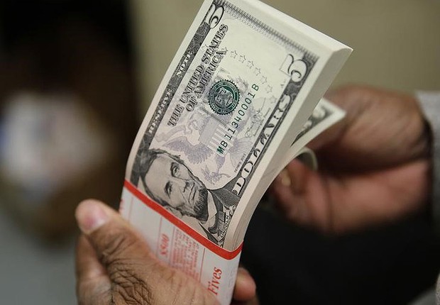 Pacote de notas de cinco dólares dos Estados Unidos passam por inspeção em Washington, nos EUA (Foto: Gary Cameron/Arquivo/Reuters)