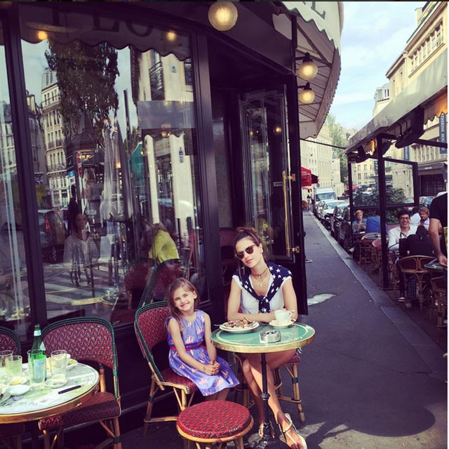 Como duas parisienses: Alessandra e Anja fazem pose em frente a um café (Foto: Reprodução - Instagram)