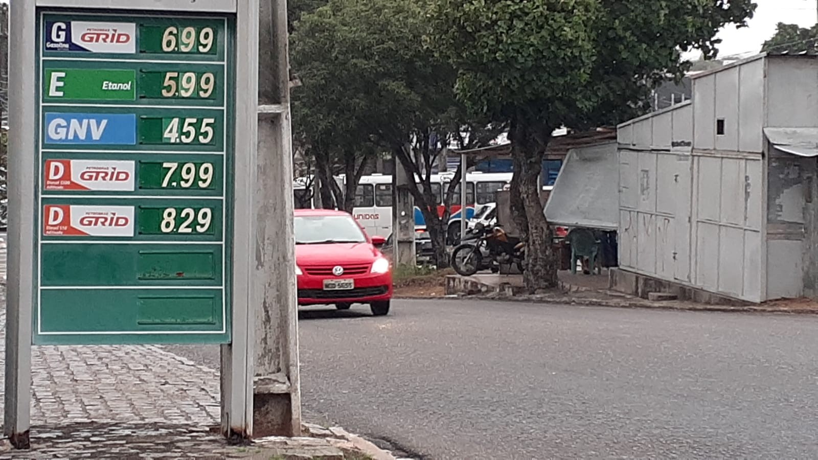 Após redução da alíquota do ICMS sobre combustíveis, preço da gasolina cai e fica abaixo de R$ 7 em Natal