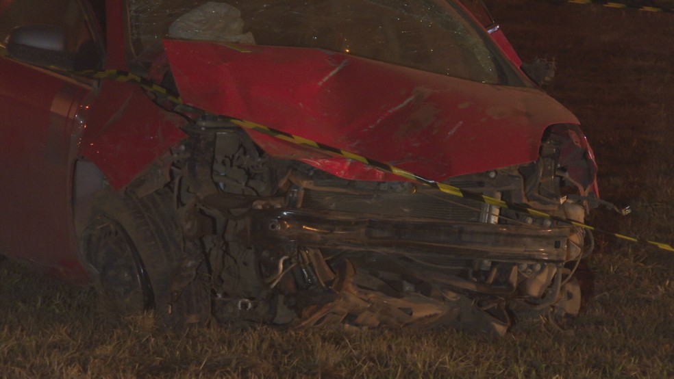 Três carros capotaram após colisão na BR-060, no DF — Foto: TV Globo/Reprodução