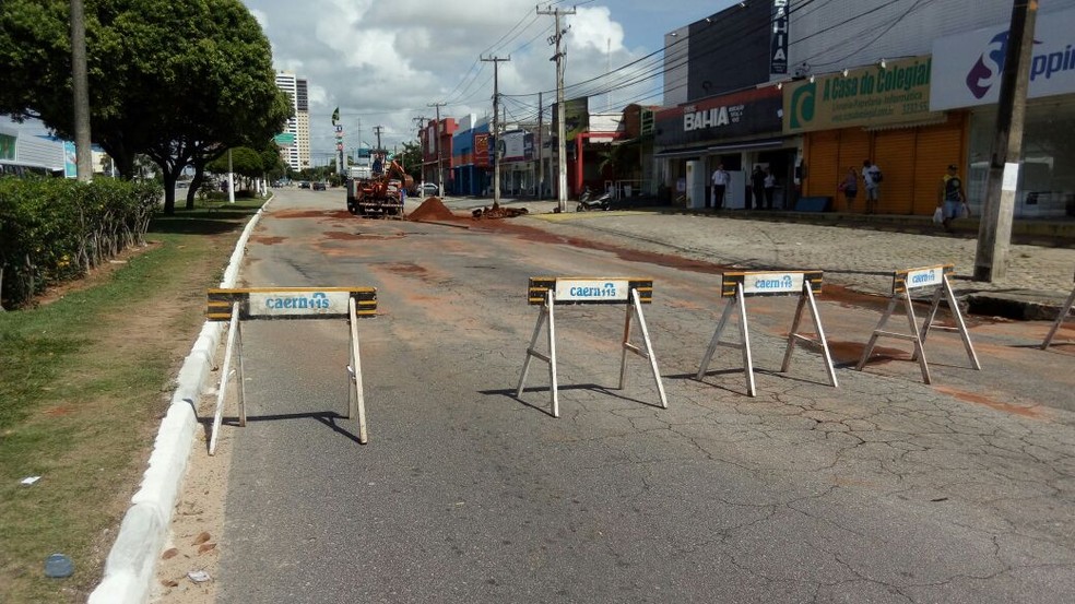 Cavaletes da Caern sinalizam interdição na Avenida Engenheiro Roberto Freire, em Natal (Foto: Alan Cleber/Inter TV Cabugi)