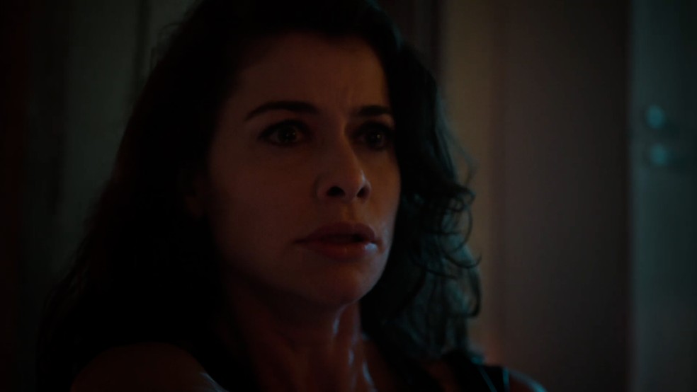Em 'Um Lugar ao Sol', Bárbara (Alinne Moraes) acorda assustada do pesadelo — Foto: TV Globo