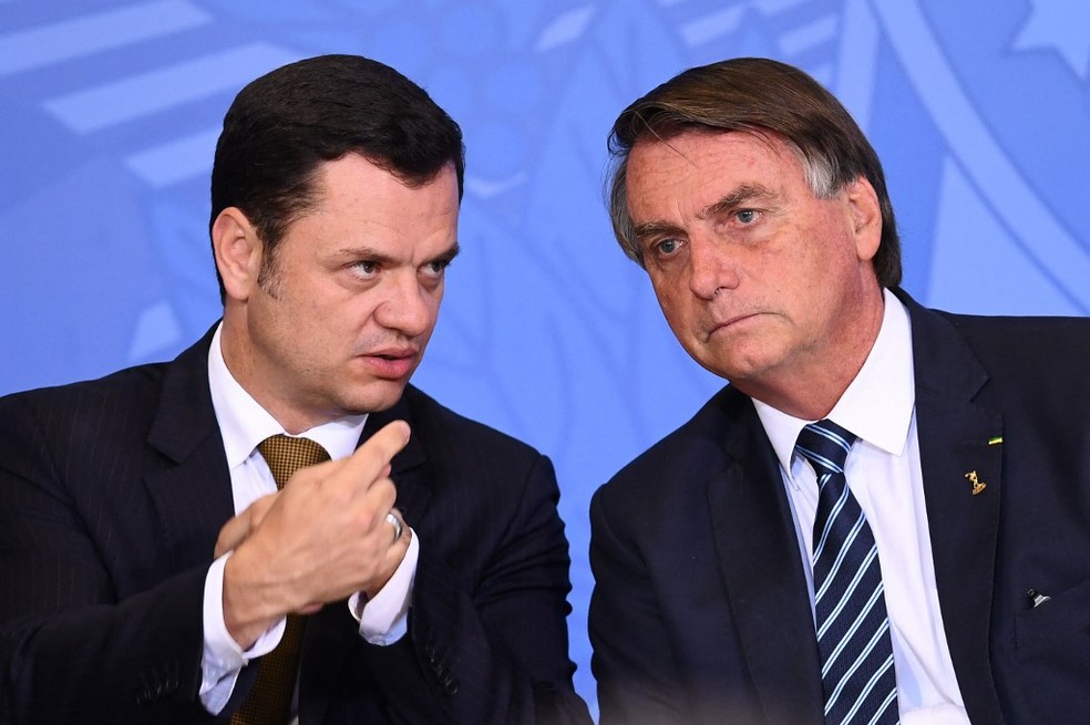 O então ministro da Justiça Anderson Torres e Bolsonaro em foto de 27 de junho de 2022 — Foto: EVARISTO SA / AFP