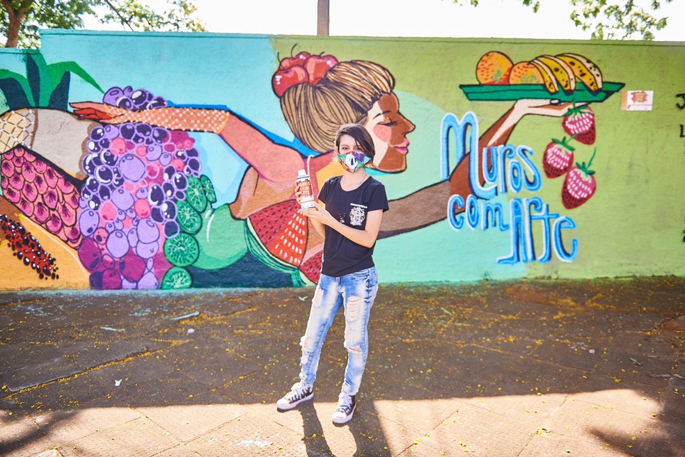 Gabriele Gazzi Martins Lopes, aluna da Escola Estadual Monsenhor Jerônymo Gallo, foi uma das vencedoras do projeto 'Muros com Arte', em Piracicaba — Foto: Vitor Garcia / Horizonte