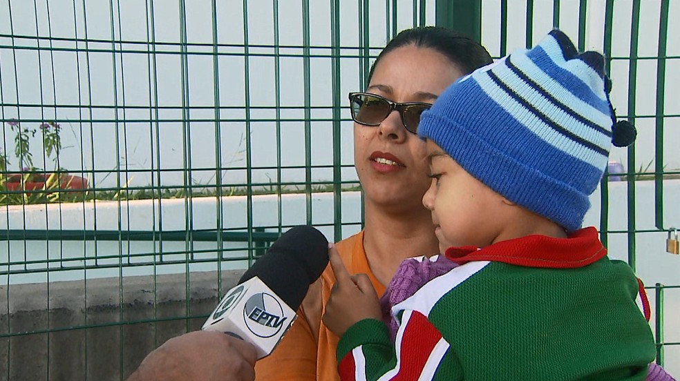 Mudança vai prejudicar o horário de trabalho de mãe de aluno (Foto: Ronaldo de Oliveira/EPTV)
