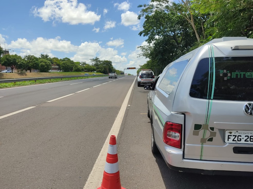 Pedestre, de 44 anos, morreu atropelado no trecho urbano da Rodovia Raposo Tavares (SP-270), em Presidente Prudente, nesta sexta-feira (18) — Foto: Aline Costa/G1