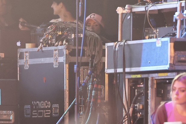 Megan Fox assiste a show de Machine Gun Kelly no palco do Lollapalooza (Foto: Manuela Scarpa/Brazil News)