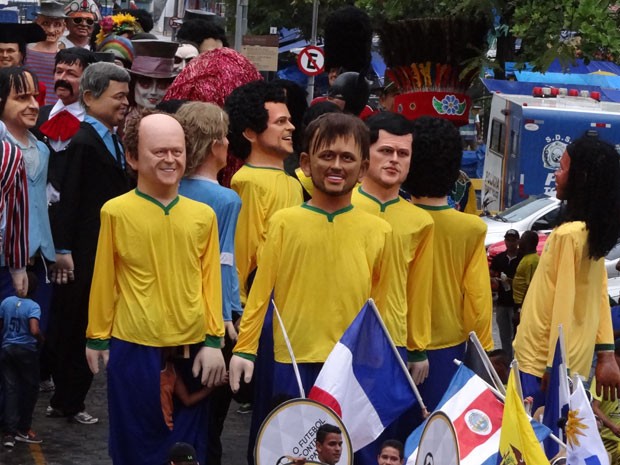 Bonecos gigantes animam torcedores no jogo entre Brasil e Sérvia