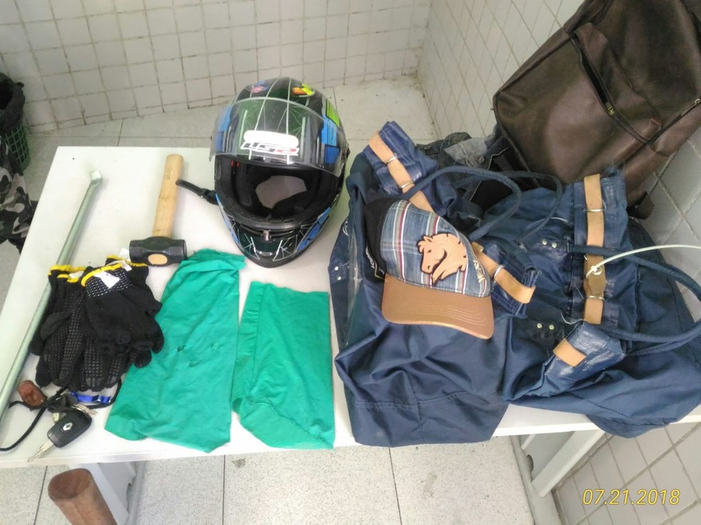 Suspeitos levavam materiais que seriam usados para arrombar cofre de empresa na Zona Sudeste de Teresina. (Foto: Divulgação/ Polícia Militar)
