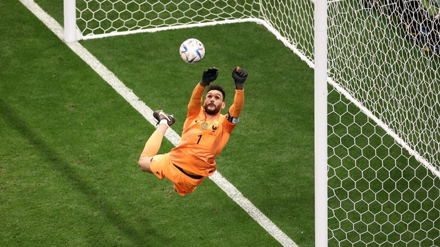 Defesa de Lloris em chute de Kane em Inglaterra x França