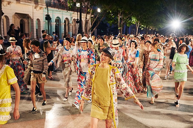 Models, guests and the surrounding spectators were serenaded by traditional Cuban music after the show (Foto: Olivier Saillant)