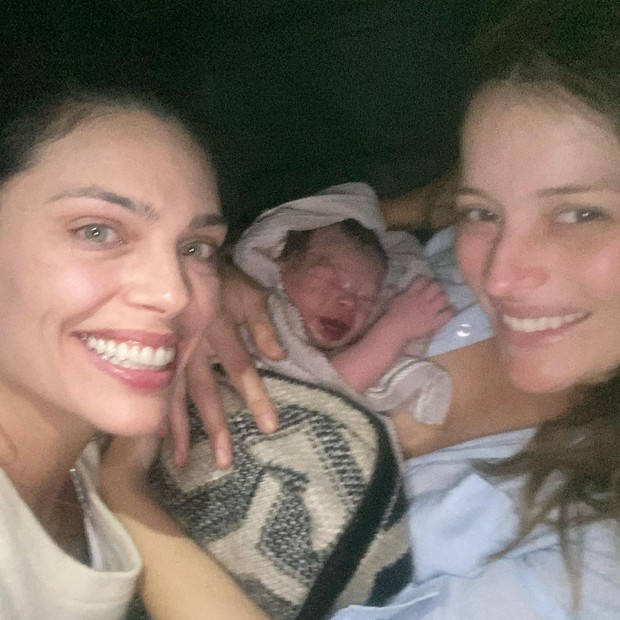 Flávia Lucini com o filho, Toni, e a doula Joana Sepreny no carro após o parto (Foto: Reprodução/Instagram)