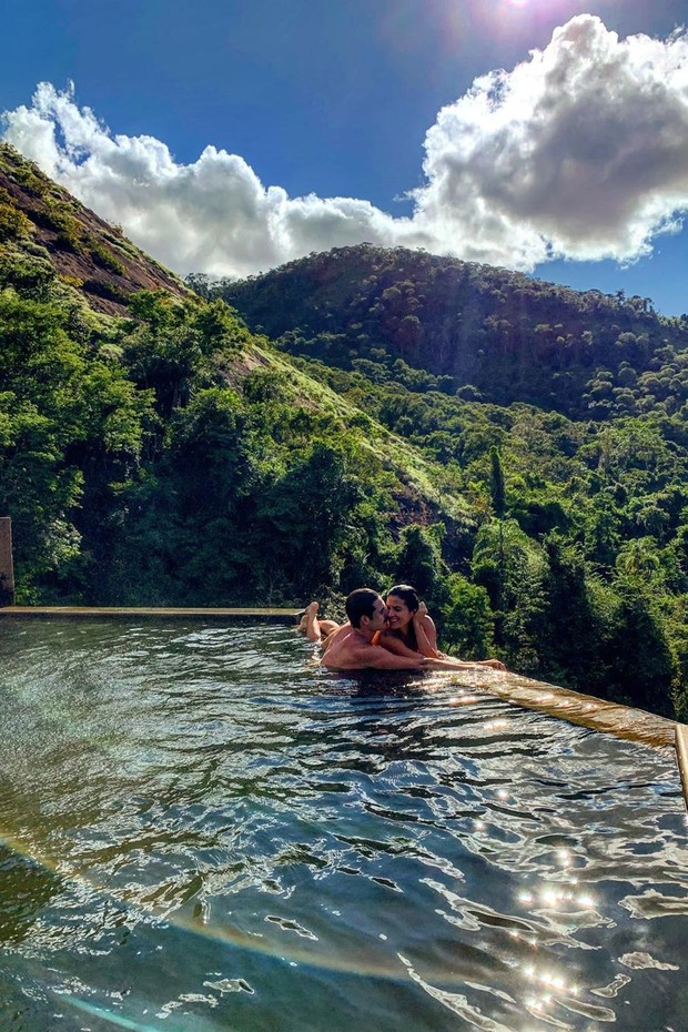 Nicolas Prattes curte dia de amor na piscina  (Foto: Reprodução/Instagram)