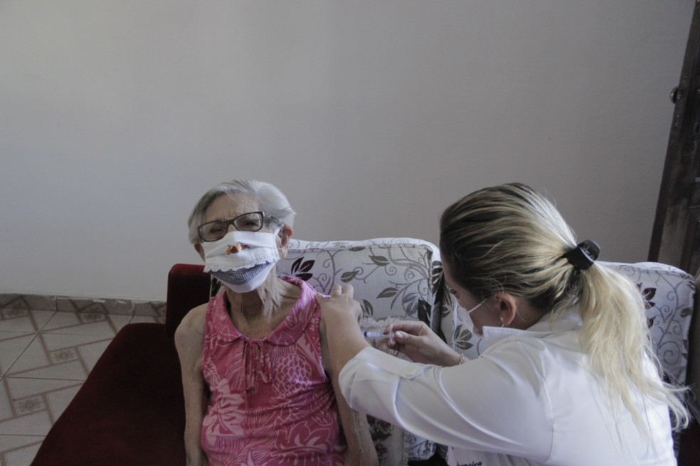 Idosos de limeira podem receber a vacina em casa — Foto: Divulgação/Prefeitura Pinheiral