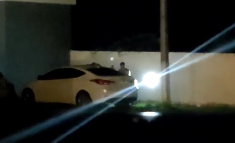 Casal fez sexo em via pública, próximo a um posto de combustíveis, na cidade de Quixadá, no interior do Ceará — Foto: Reprodução