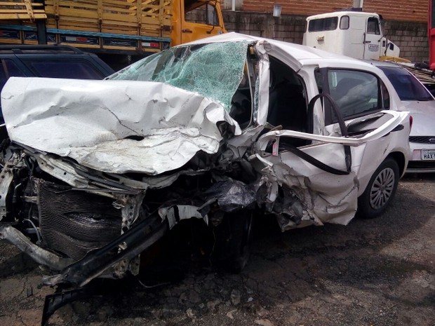 Batida de frente deixou veículo destruído na BR-381 (Foto: Tiago Lopes/Inter TV dos Vales)