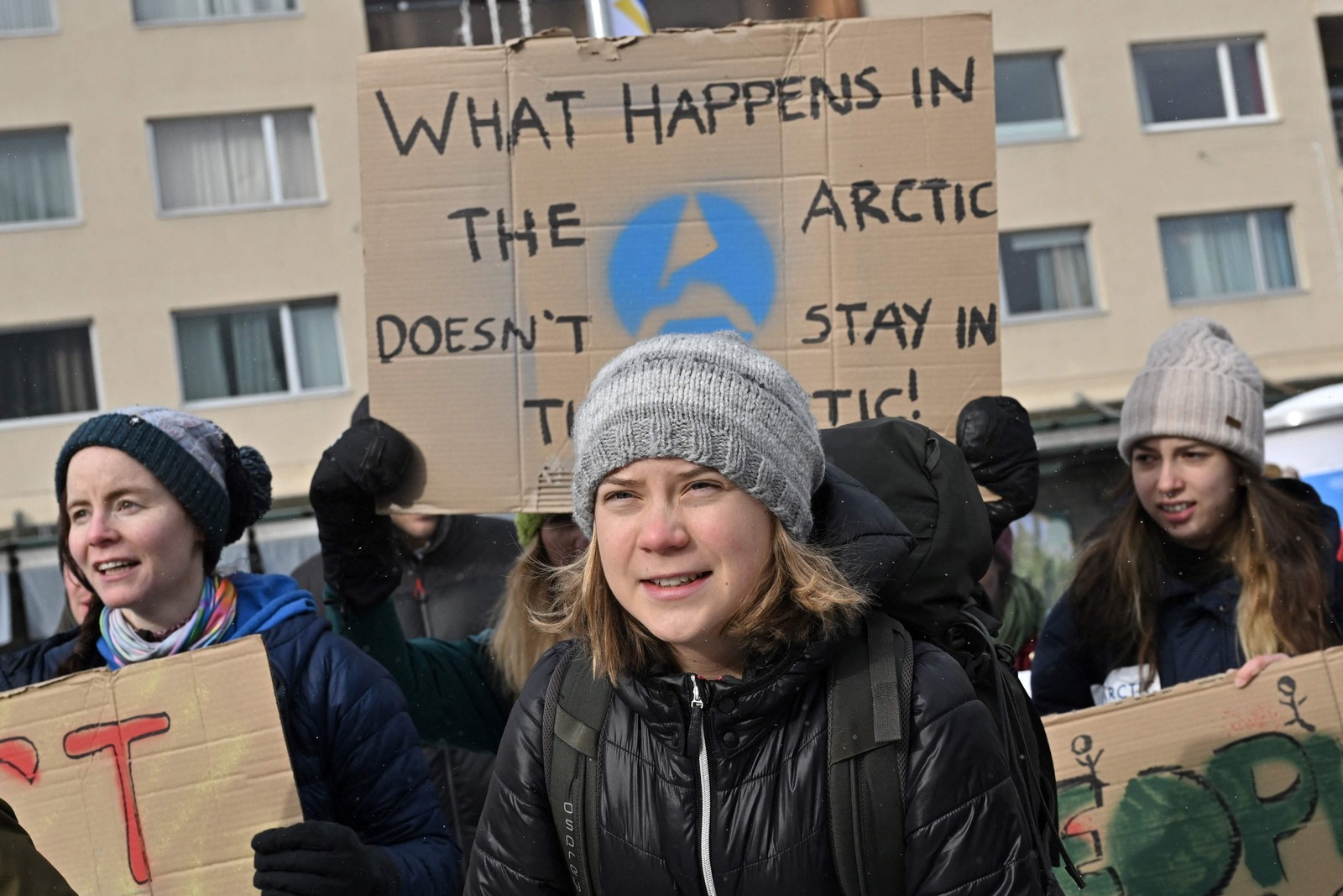 A sueca Greta Thunberg e outros jovens ativistas climáticos do movimento "Sextas-feiras para o Futuro" realizam uma manifestação não autorizada no dia de encerramento da reunião anual do Fórum Econômico Mundial, em Davos — Foto: FABRICE COFFRINI / AFP
