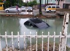Motorista não vê buraco em via alagada e carro é engolido em Fortaleza (Thaís Lopes/TV Verdes Mares)