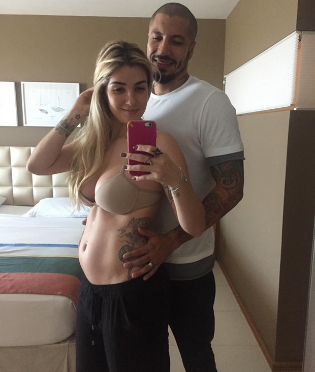 Ex-BBBs Aline e Fernando anunciam sexo do bebê (Foto: Reprodução Instagram)