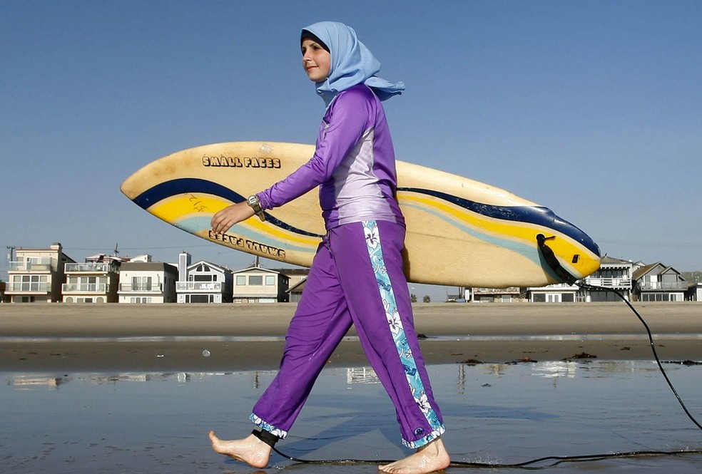 Mulher islâmica usa um burkini para surfar em praia da Califórnia, nos EUA — Foto: Chris Carlson/AP/Arquivo