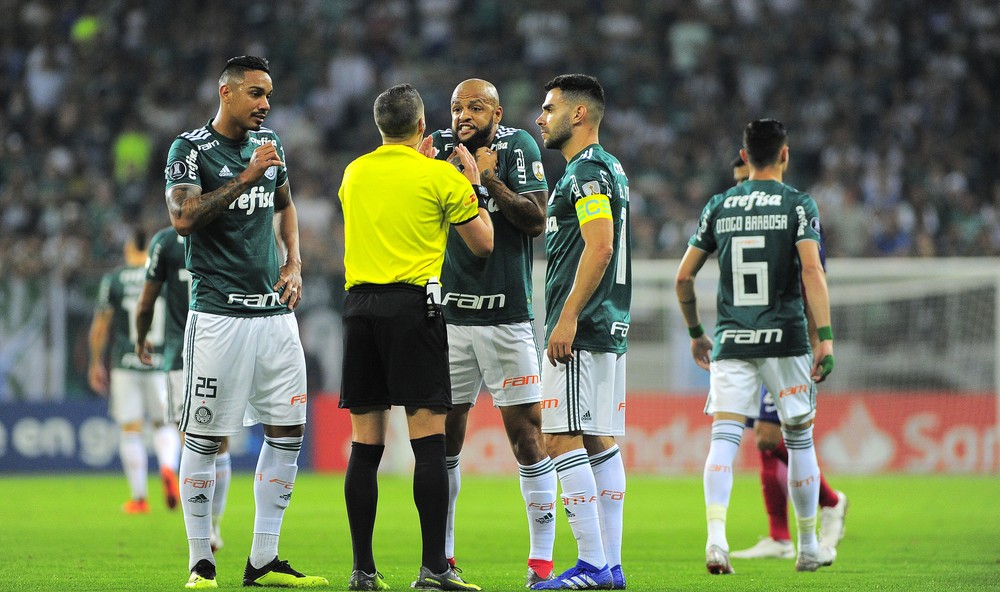 Palmeiras terá audiência com a Conmebol para defender Deyverson e Felipe Melo