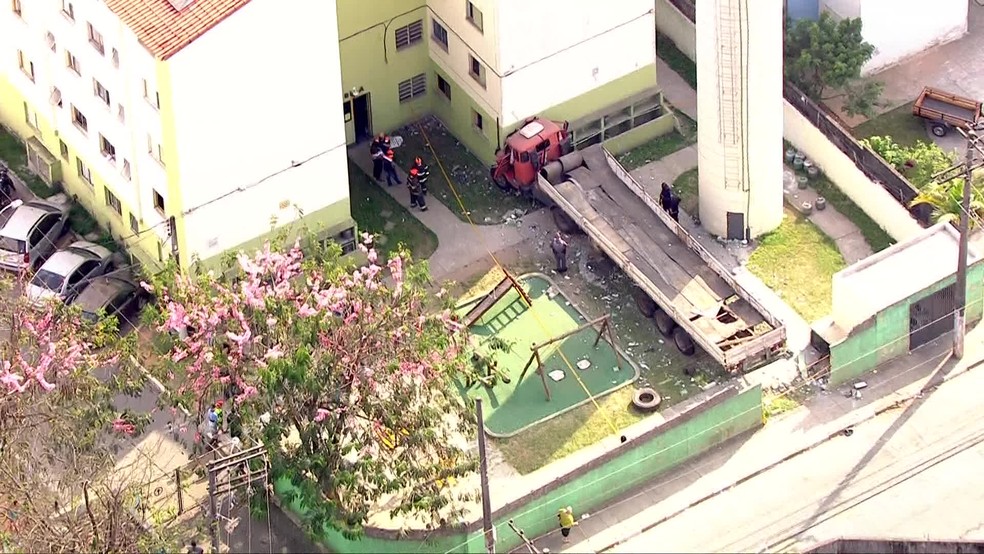 Carreta bateu e invadiu condomínio em Guarulhos — Foto: Reprodução/TV Globo