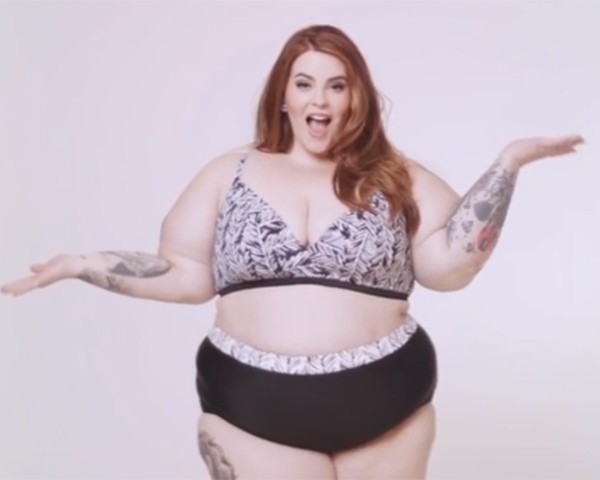 A modelo plus size Tess Holliday seria a estrela do anúncio barrado (Foto: Reprodução Youtube)