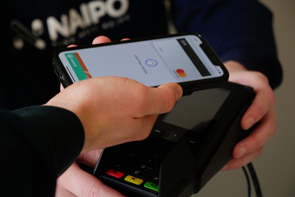 Aplicativos de carteira digital do Google e da Apple podem ser usados para fazer pagamento por aproximação e compras online — Foto: Naipo.de/Unsplash