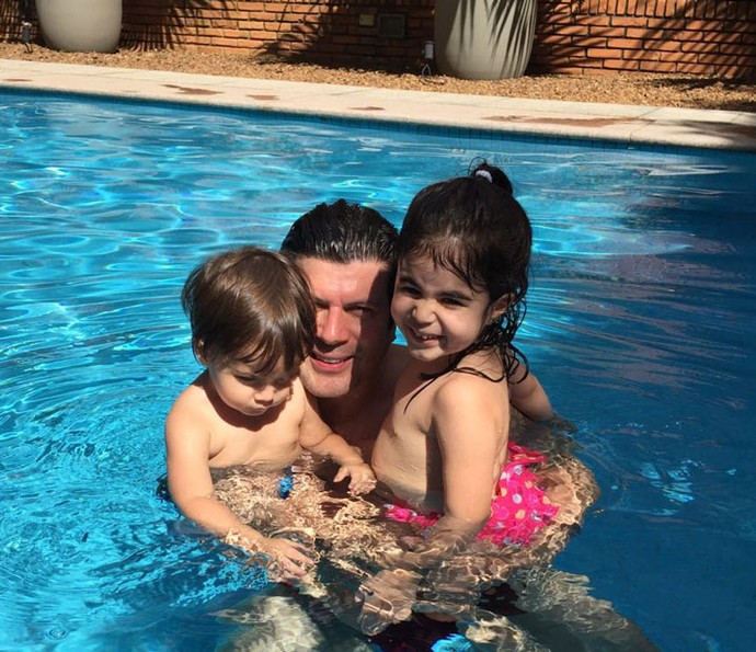 Paulo Ricardo curtindo os filhos na piscina (Foto: Arquivo pessoal)