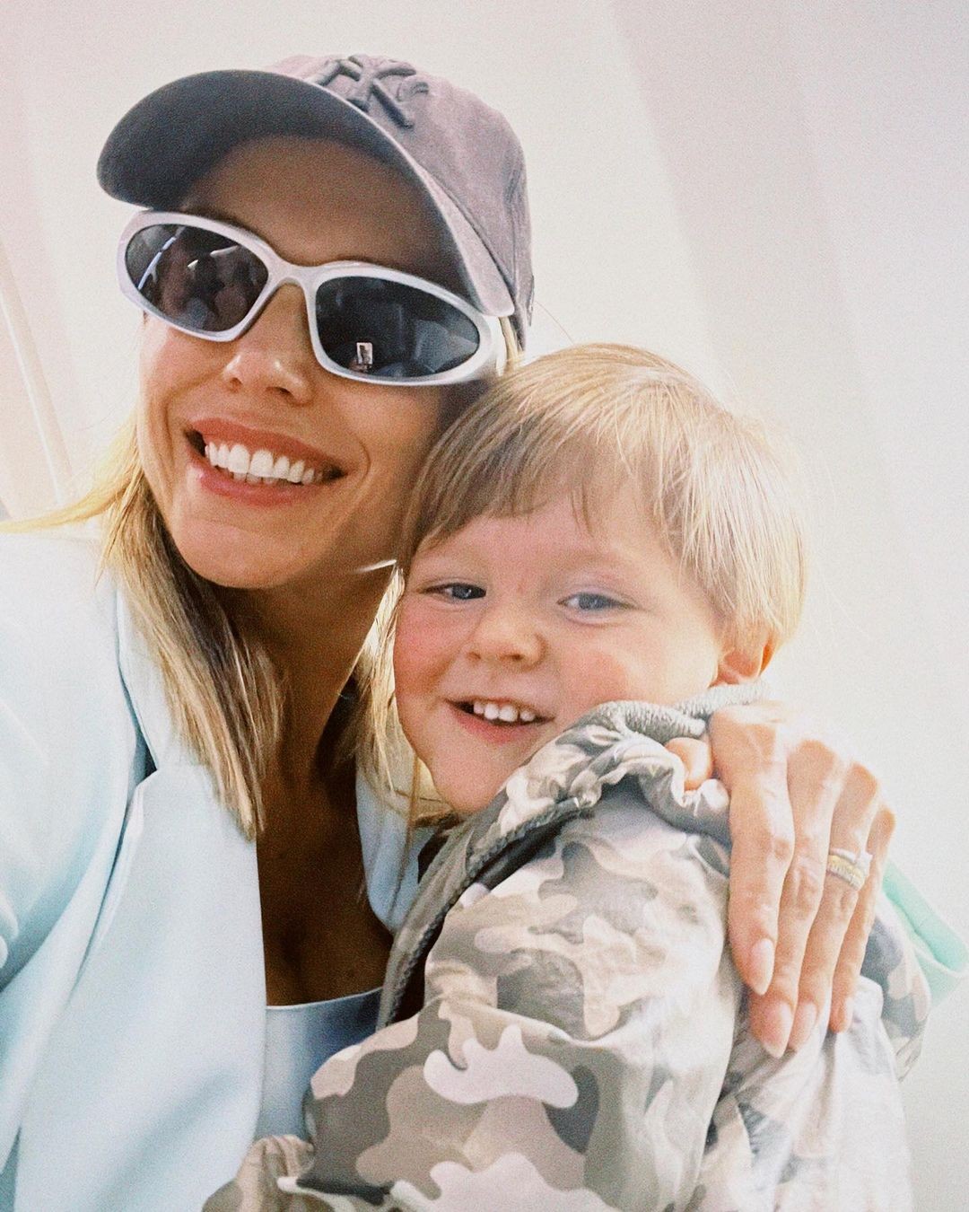 Flávia e o pequeno Gabriel no avião (Foto: Reprodução Instagram)