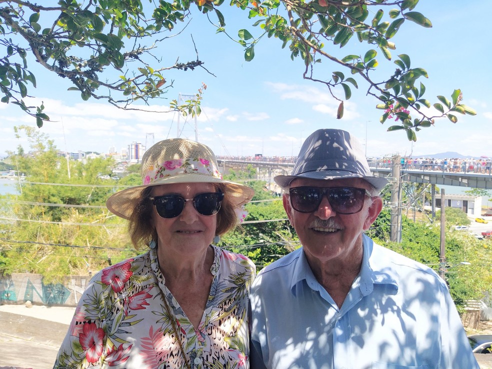 Casal natural do Vale do Itajaí mora há 30 anos em Florianópolis e foi na reabertura da ponte Hercílio Luz  — Foto: Valéria Martins/G1 SC