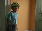 Criança usa capacete devido a crises e receberá remédio à base de canabidiol