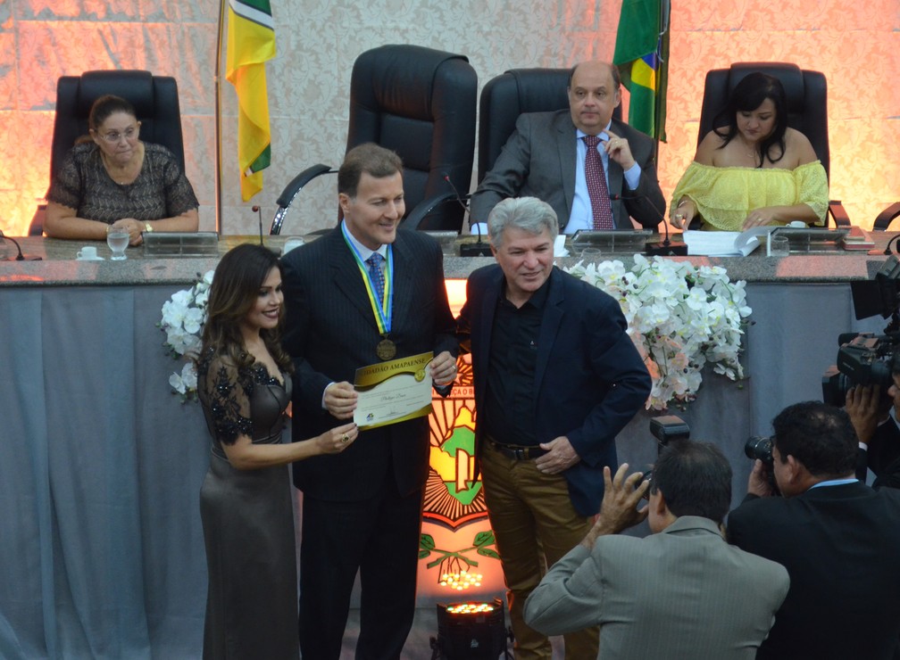 Phelippe Daou ganhou o título de cidadão amapaense; CEO da Rede Amazônica, Phelippe Daou Júnior, representou o pai na cerimônia (Foto: Fabiana Figueiredo/G1)
