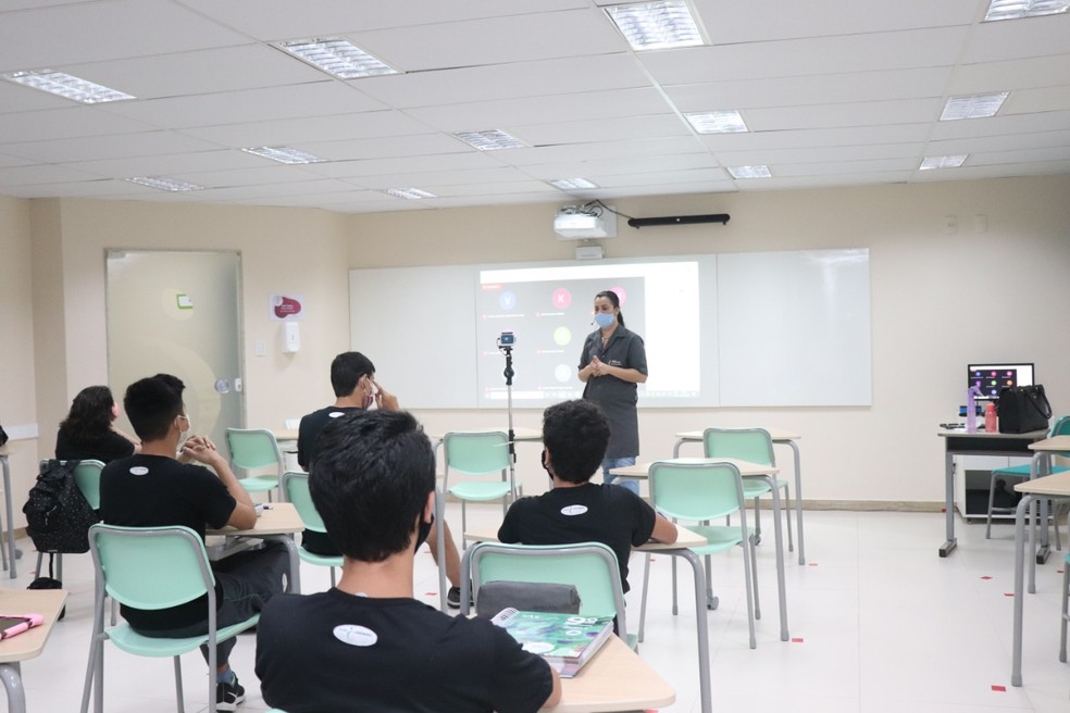 Com número de alunos reduzidos, professora dá aula em escola da rede privada de São Luís (MA) — Foto: Divulgação/Escola Crescimento