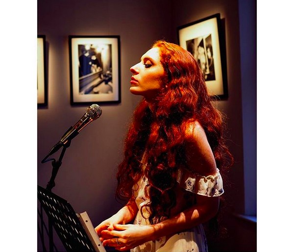 A poeta Scarlett Sabet, namorada do músico Jimmy Page, guitarrista do Led Zeppelin (Foto: Instagram)