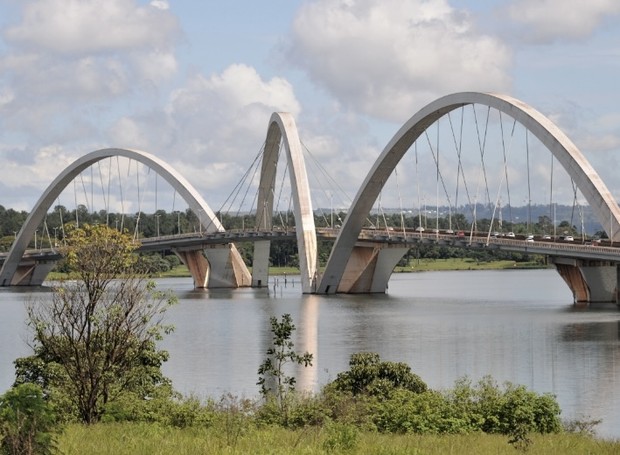 A Ponte JK chama a atenção pela beleza arquitetônica, com destaque para a escultura metálica de curvas em aço que refletem o sol poente em trajeto ziguezague (Foto: CBCA / Divulgação)