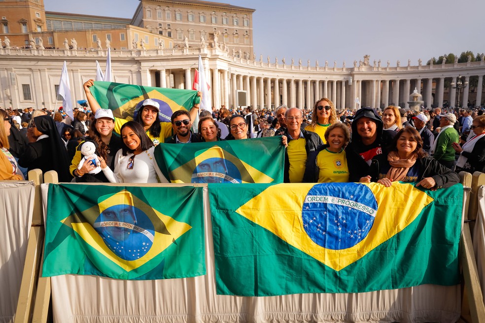 Grupo de brasileiros durante missa de canonização de Irmã Dulce na Praça de São Pedro, no Vaticano — Foto: Bruno Batista/VPR