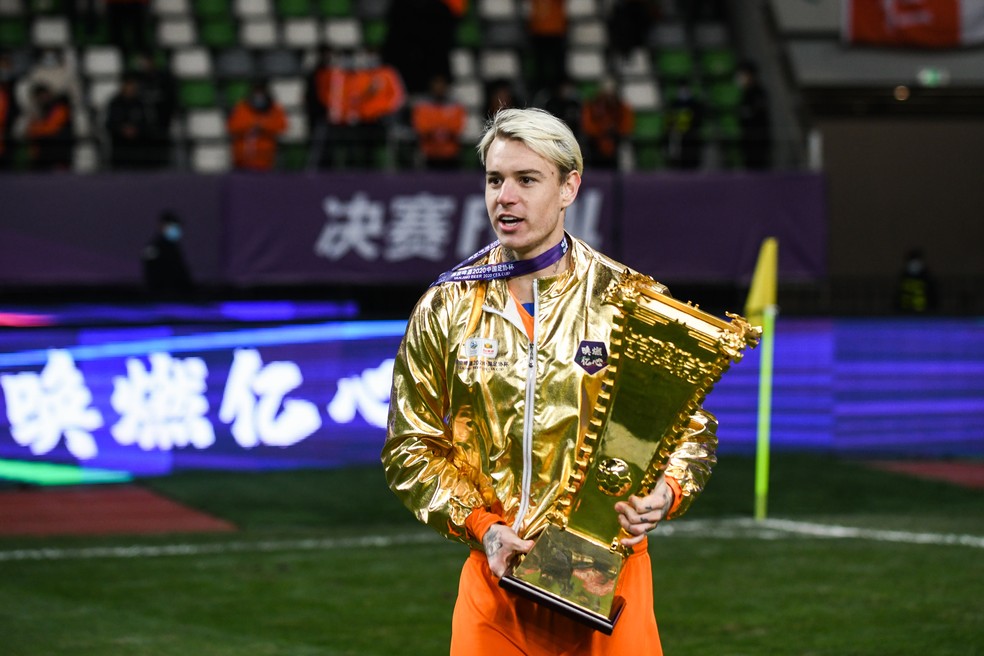 Roger Guedes foi campeão da última Copa da China e eleito o melhor jogador do torneio — Foto: Getty Images