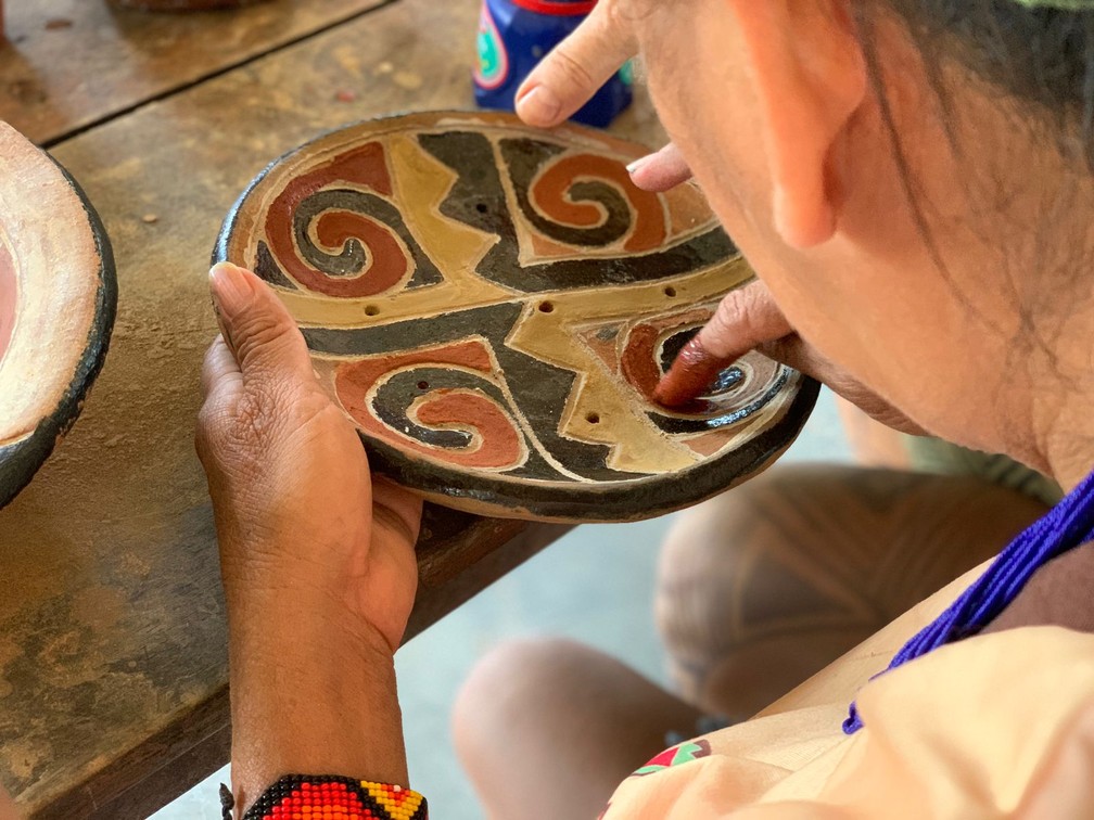 Cores utilizadas nas cerâmicas representam as coisas que os indígenas Kadiwéu consideram importantes.  — Foto: Yara Ramalho/g1 RR