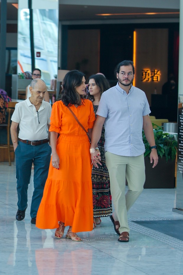 Fátima Bernardes passeia no shopping com o namorado, Túlio Gadelha, a filha, Bia Bonemer, e os pais, Eunice e Amâncio (Foto: Edson Aipim / AGNEWS)