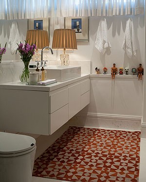 O tapete dá um toque de cor ao banheiro neste projeto do arquiteto Nelson Kabarite (Foto: Victor Affaro/Editora Globo)