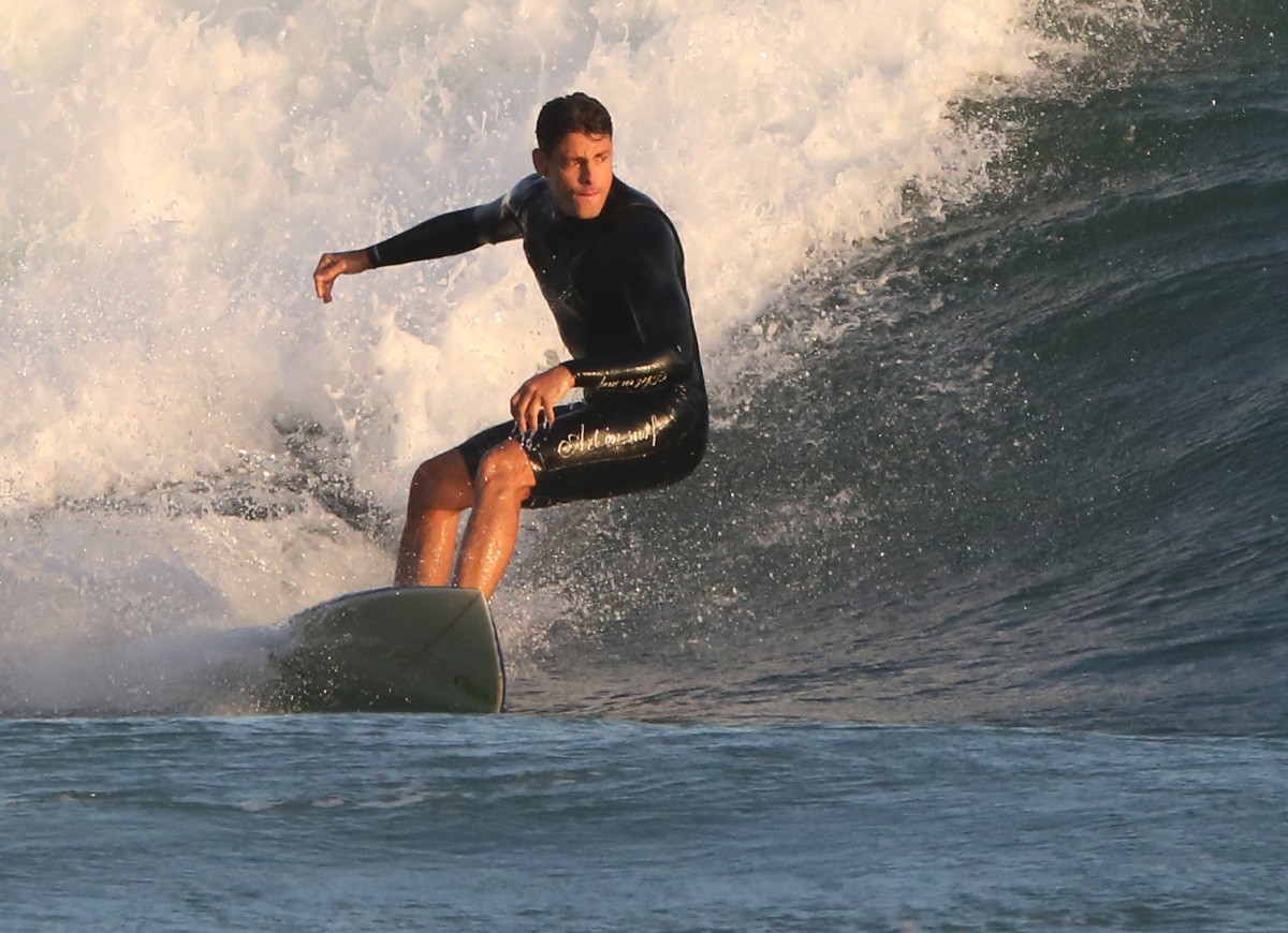 Cauã Reymond surfa na praia da Barra da Tijuca (Foto: Dilson Silva/AgNews)
