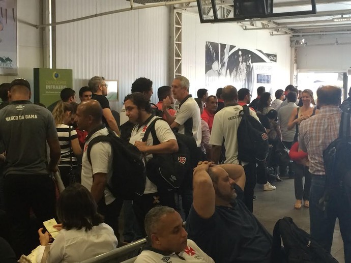 Jogadores de Flamengo e Vasco no aeroporto (Foto: Ivan Raupp)