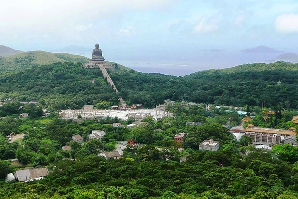 A estátua está localizada nas propriedades do Monastério Po Lin; subir a escada para chegar a estátua já é uma prova de fé, segundo os monges que administram o templo (Foto: Reprodução)
