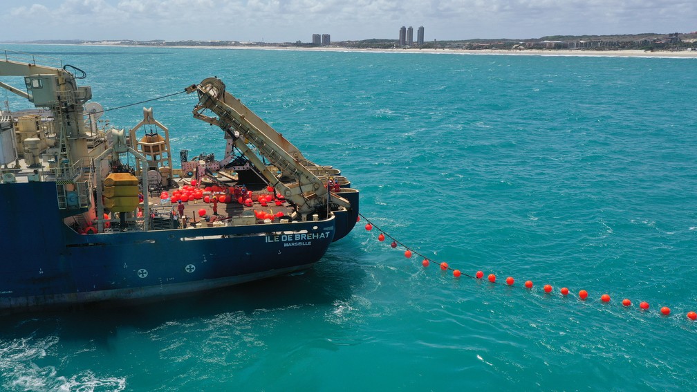 Implantação do cabo submarino de fibra ótica em Sines, Portugal — Foto: Divulgação/EllaLink