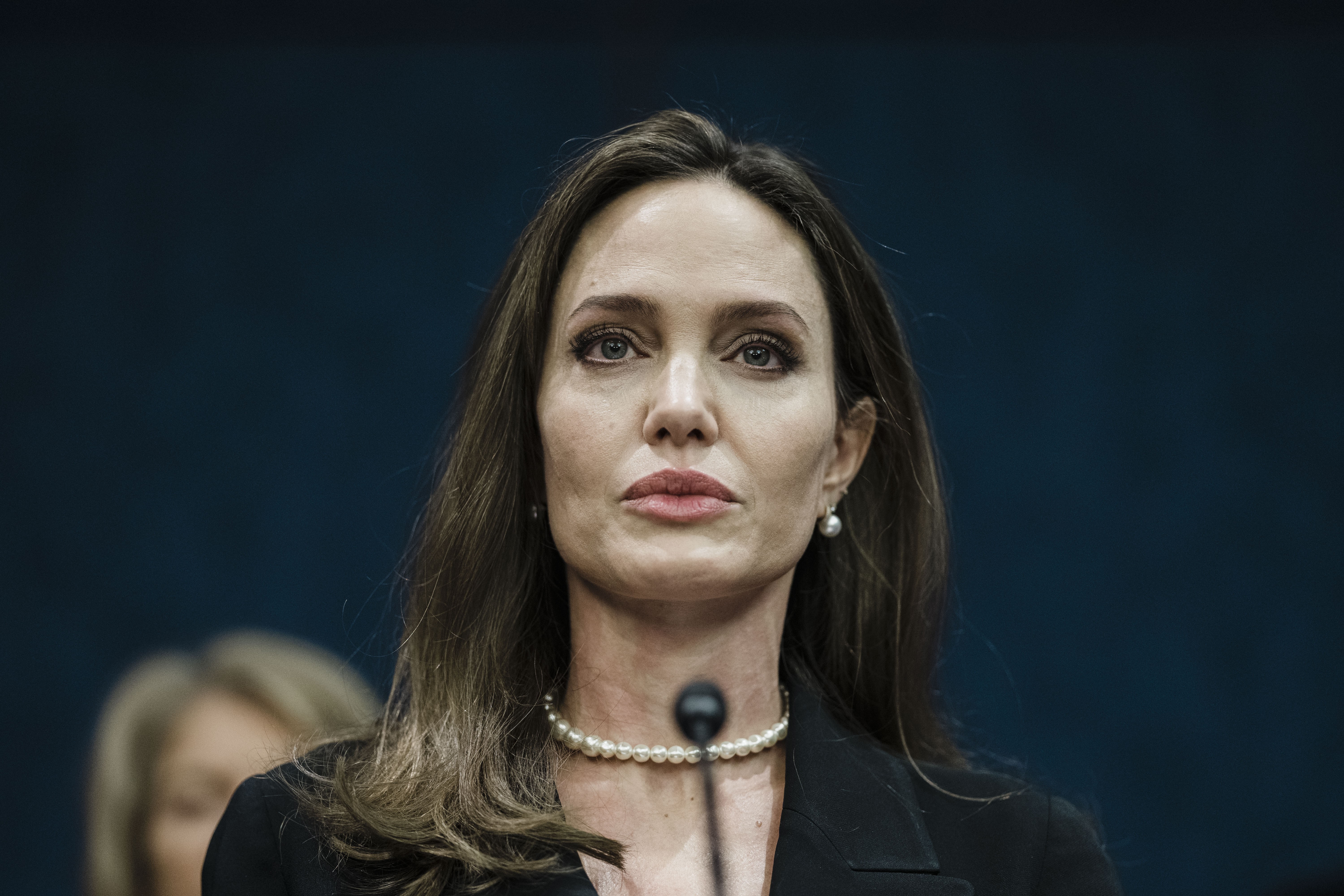 Angelina Jolie pede liberdade para mulheres iranianas: 'Nós vemos