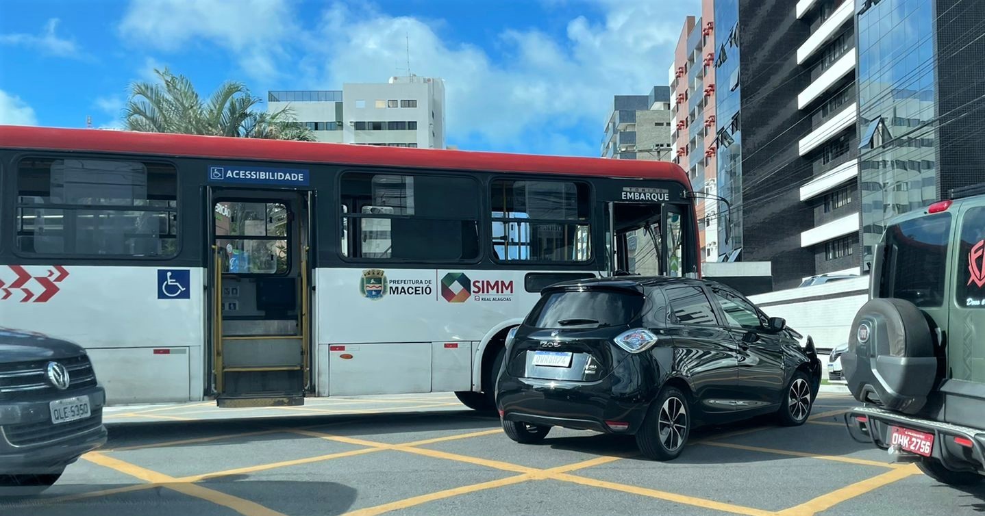 Acidente entre carro e ônibus deixa trânsito lento na Avenida Deputado José Lages, em Maceió