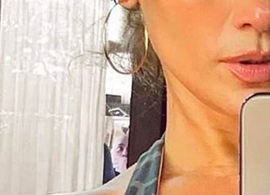 A selfie compartilhada por Jennifer Lopez com o sujeito misterioso ao fundo (Foto: Instagram)
