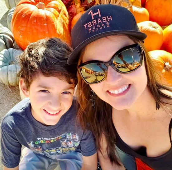 A atriz Danica McKellar com o filho (Foto: Instagram)