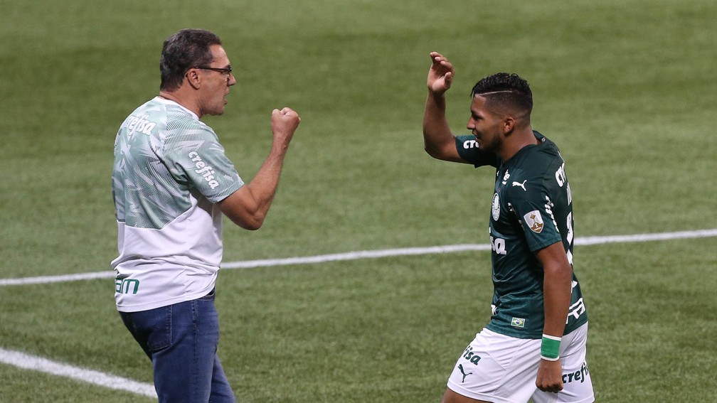 Rony comemora com Luxemburgo o primeiro gol pelo Palmeiras — Foto: Cesar Greco / Ag. Palmeiras